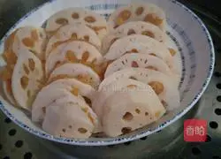 Illustration of how to make steamed chicken breast and lotus root clips 7