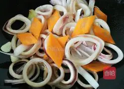 Illustration of how to make fried squid rings with green peppers and onions 4