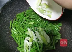 Illustration of how to make stir-fried cowpeas and meat 12