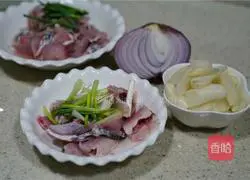 Illustration of how to make sour radish and black fish fillets 1