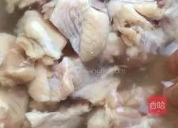 Illustration of how to make steamed chicken with mushrooms and fungus 1