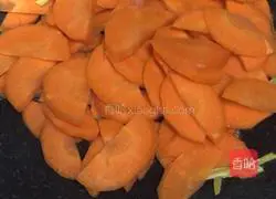 Guangdong - Illustration of how to make fried pork with carrots 3