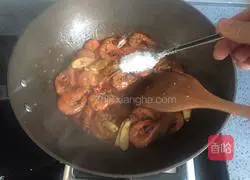 Illustration of how to make wine-braised prawns 12