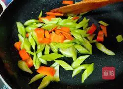 Illustration of how to make fried shrimp and celery 7
