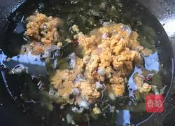 Illustration of how to make caviar and pickled cabbage soup 8