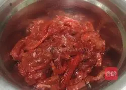 Illustration of how to make fried shredded beef with shredded carrots 1