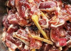 Illustration of how to make steamed beef with Enoki mushrooms 1