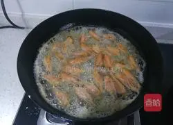 Illustration of how to eat two shrimps 8