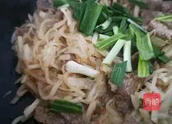 Illustration of how to make cumin meat slices and shredded radish 11