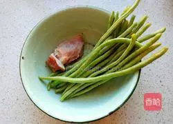 Illustration of how to make fried green beans with meat 1
