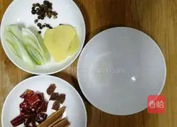 Illustration of how to make roasted pork with kelp 3