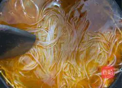 Illustration of making rice noodles 8