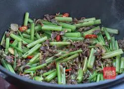 Illustration of how to make fried chicken gizzards with celery 8