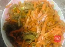 Illustration of how to stir-fry shredded beef with shredded carrots 6