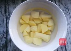 Illustration of how to make beef stew with potatoes and beans 8