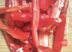 Illustration of how to stir-fry cauliflower with shredded red pepper and pork 3