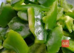 Illustration of how to make fried meat with green pepper 1