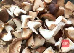 Illustration of how to make mushroom stewed chicken 6