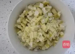 Illustration of how to make tender bamboo shoots and diced pork belly 3