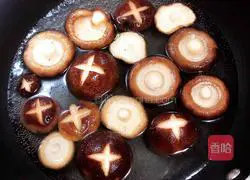 Illustration of how to make mushroom, chestnut and ham meat 5