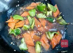 Illustration of how to cook eggplant with meat segments 10