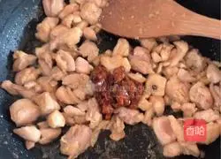 Illustration of how to make spicy chicken diced in sauce 6