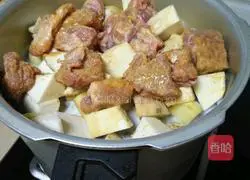 Illustration of how to make steamed potato and taro ribs 7