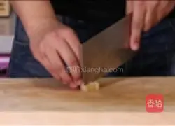 Illustration of how to make white meat with garlic paste 1