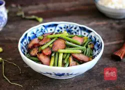 Illustration of how to make fried bacon with garlic moss 13