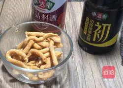 Illustration of how to make fried pork slices with pepper twists 4
