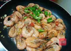 Illustration of how to stir-fry spicy shrimps with mushrooms and sausage 5