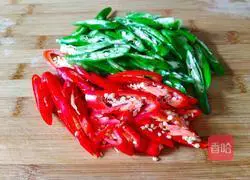 Illustration of how to make twice-cooked pork with double pepper 4