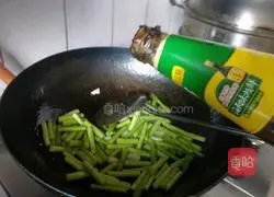 Illustration of how to stir-fry asparagus and shrimp 4 