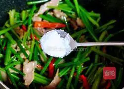 Illustration of how to make fried shredded pork with celery 17