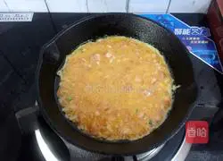 Illustration of how to make egg patties 9