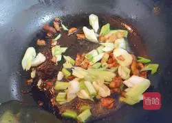 Illustration of how to make fried pork with shredded potatoes 4