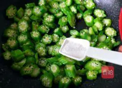 Illustration of how to make fried chicken with okra 16