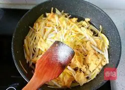 Illustration of how to make fried eggs with chives 9