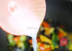 Illustration of how to make low-fat and low-calorie scrambled eggs with cucumber and fungus 10