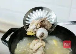 Three fresh bamboo shoots and fried crispy pork Illustration of how to make pills 9