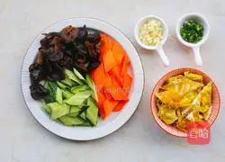 Illustration of how to make low-fat and low-calorie scrambled eggs with cucumber and fungus 2