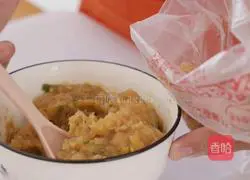 Illustration of how to make seaweed chicken rolls 3