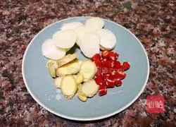 Illustration of how to stir-fry pork liver with garlic sprouts 3