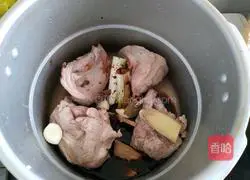 Illustration of how to make fragrant big bones 4