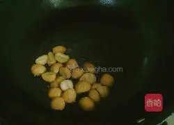 Illustration of how to make chestnut roasted chicken legs 2