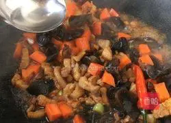 Illustration of how to make diced black fungus and broad bean cake 7