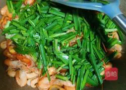 Illustration of how to make stir-fried river shrimp with leeks 3
