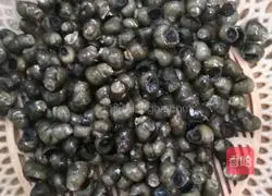 Illustration of how to make kale snails 1