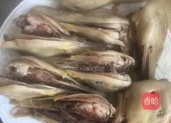 Illustration of how to stir-fry duck head in sauce 3