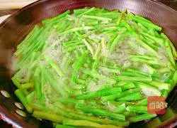 Illustration of how to make fried long beans with pork 6